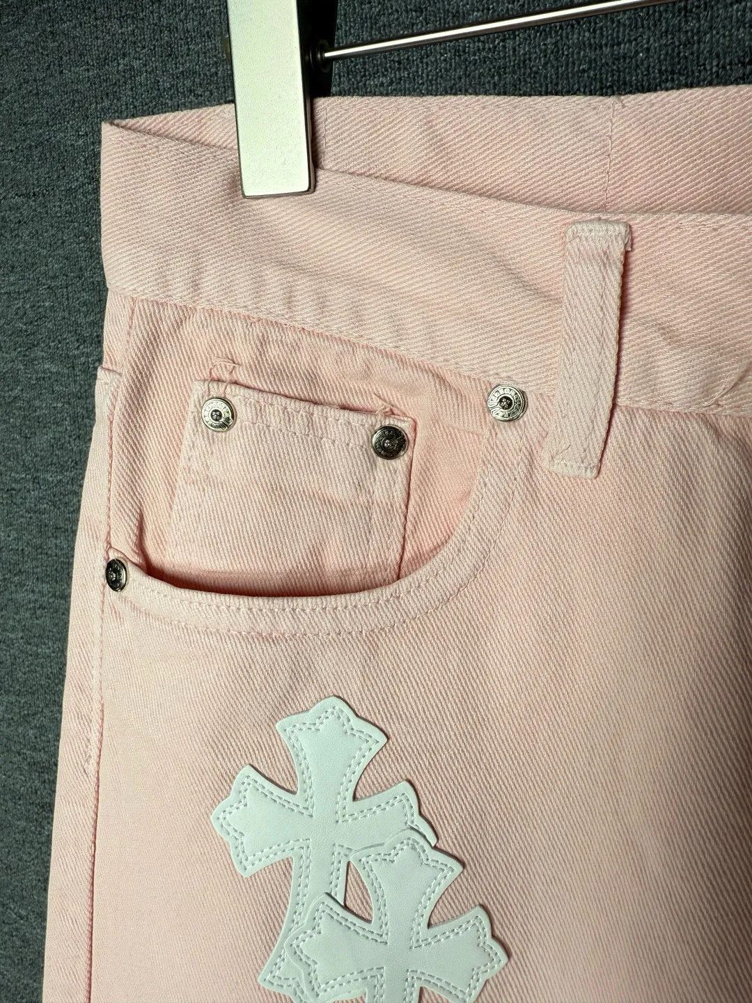 P270 💰 (Top version) Chrome hearts | CH Chrome hearts limited edition cherry blossom pink leather jeans for girls. Charming dopamine personality jeans. Indispensable for fashionistas. The same style for celebrities. A model touted by many bloggers. This new pair of pants is perfect both in shape and upper body. It is no exaggeration to say that making a pair of jeans is equivalent to making 20 pieces of short-sleeves. The fabric is made of high-quality imported denim. It has a unique high-end texture. I am very satisfied with it after washing and proofing several times. Color: Sakura pink Size: 28-30-32-34 (corresponds to S-M-L-XL)